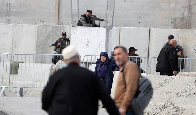 İsrail, Batı Şeria'daki Filistinlilerin Mescid-i Aksa'da namaz kılmak için Kudüs'e geçişini engelledi