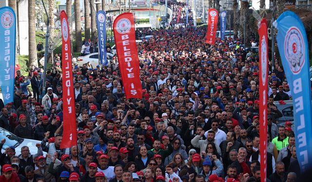 İzmir'de TİS görüşmelerinden sonuç alamayan Büyükşehir Belediyesi işçileri eylem yaptı