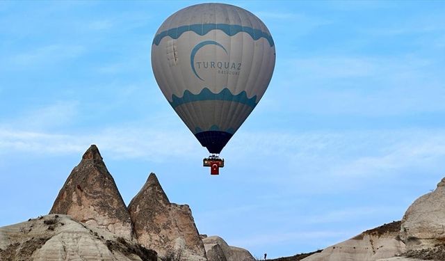 Kapadokya'da balonlar Türk bayrağıyla uçtu