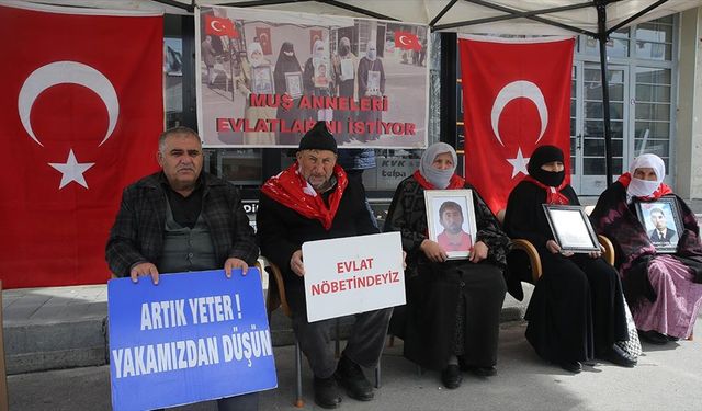 Muşlu aileler çocukları için DEM Parti önündeki eylemlerini sürdürdü