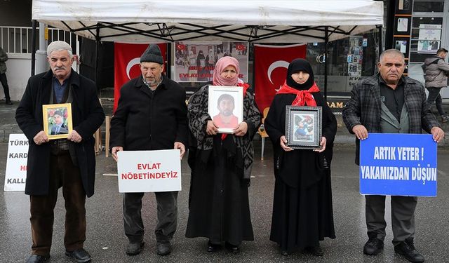 Muş'ta DEM Parti önünde eylem yapan ailelerden çocuklarına "teslim olun" çağrısı