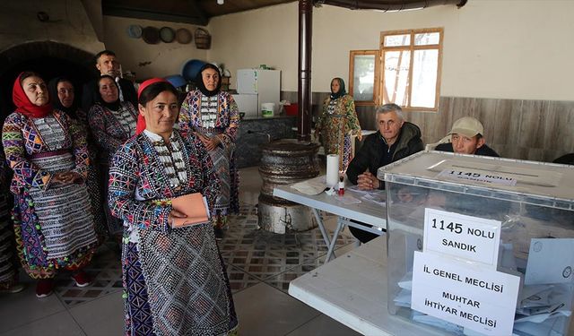 Sandık başına yöresel giysileriyle gittiler