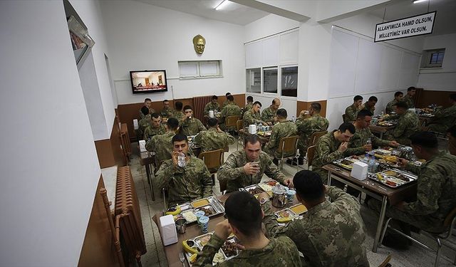 Sınırda görevli Mehmetçik ilk iftarı yaptı