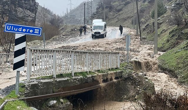 Şırnak'ta sağanak sonucu debisi yükselen akarsu taştı Uludere yolu ulaşıma kapandı