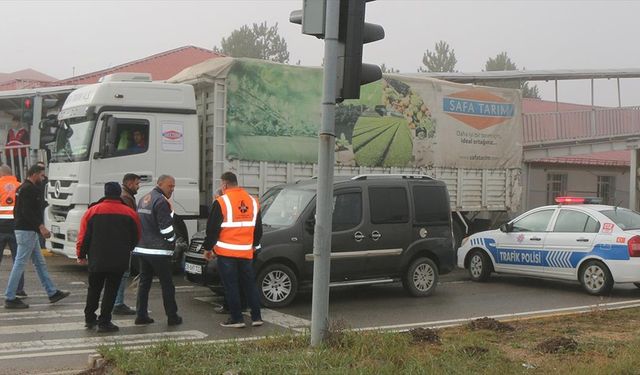 Sivas'ta hafif ticari araçla kamyonun çarpıştığı kazada 5 kişi yaralandı