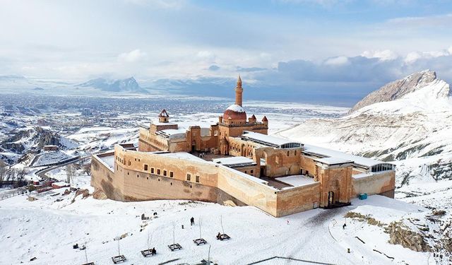 Tarihi İshak Paşa Sarayı martta karla kaplandı