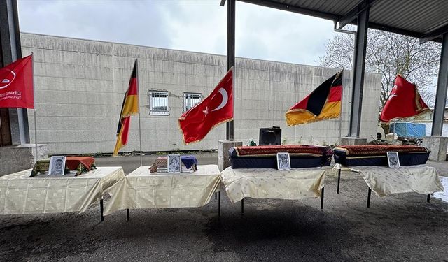 Almanya'da kundaklama sonucu çıkan yangında ölen 4 kişilik ailenin cenaze namazı kılındı