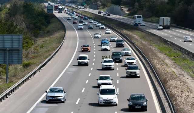 Anadolu Otoyolu'nun Bolu kesiminde bayram tatili dönüş trafiği akıcı yoğun seyrediyor