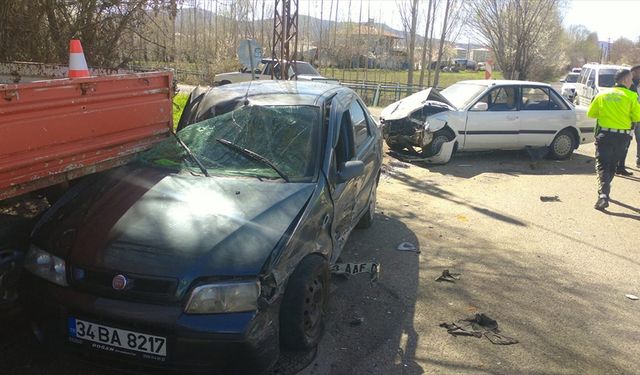 Bingöl'de iki otomobilin çarpıştığı kazada 6 kişi yaralandı