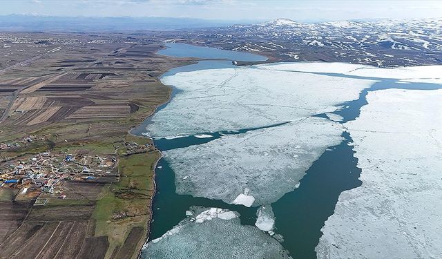 Buzları erimeye devam eden Çıldır Gölü dronla görüntülendi