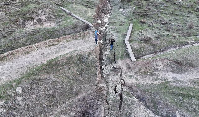 Elazığ merkezli depremin etkisi, Bingöl'de su kanalında kayma ve yarıklara neden olmuş