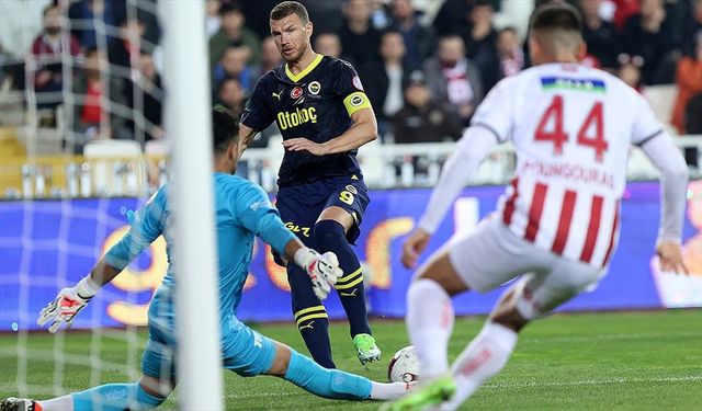 Fenerbahçe, şampiyonluk yarışında Sivasspor'a takıldı