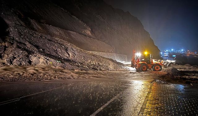 Hakkari-Van kara yolu 3 noktada meydana gelen heyelan nedeniyle kapandı