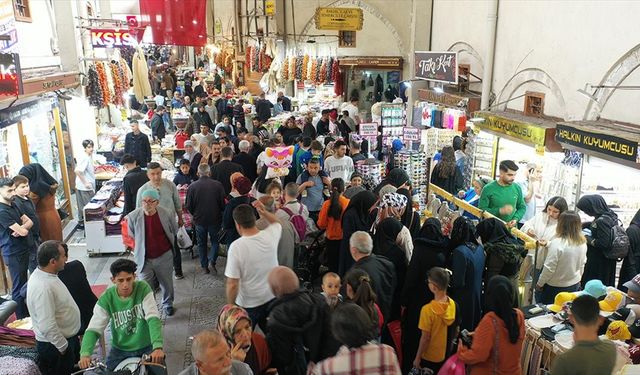 Kahramanmaraşlı depremzede vatandaşlar bayram alışverişini tarihi çarşıda yapıyor