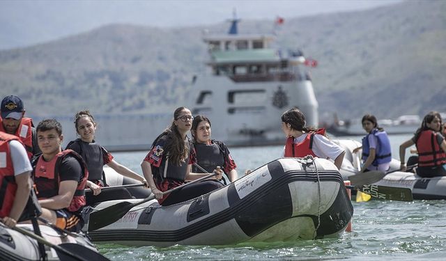 Tunceli'de öğrenciler Munzur Çayı ve Keban Baraj Gölü'nde su sporlarıyla tanışıyor