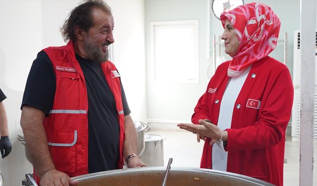 Ünlü şef Mehmet Yalçınkaya depremzedeler için iftar sofrası hazırladı