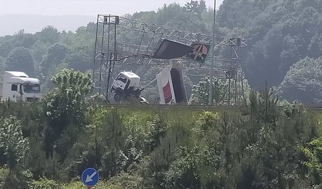 Anadolu Otoyolu'nda kamyonun açık kalan damperi uyarı levhasına çarptı