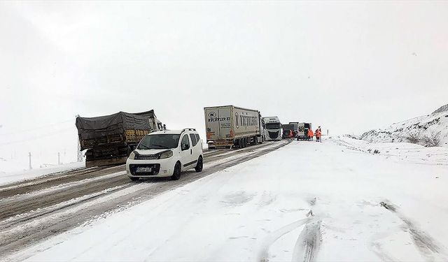 Ardahan-Posof kara yolunda kar ulaşımı aksattı