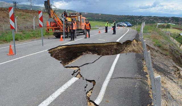 Çorum'da, Dodurga-İskilip kara yolunda heyelan nedeniyle ikinci kez çukur oluştu