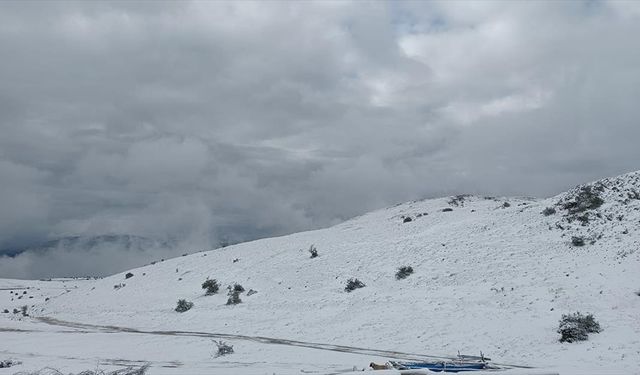 Çorum'un yüksek kesimlerinde kar yağışı etkili oldu