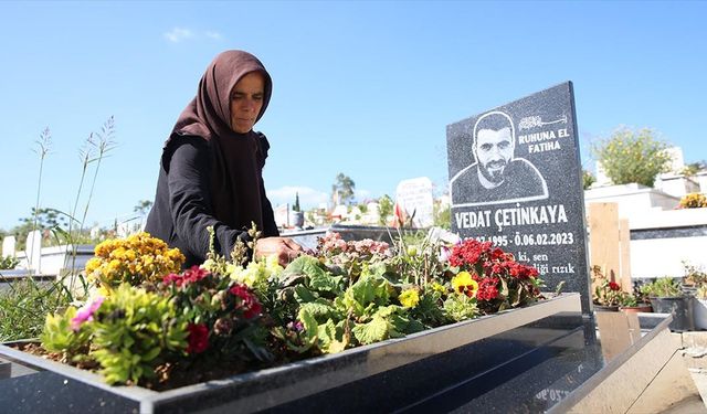 Depremde kaybettiği oğlunun mezarını her gün ziyaret ediyor