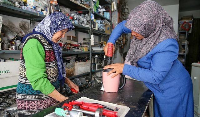 Gelinle kaynana elektrikli ev aletlerini tamir ediyor