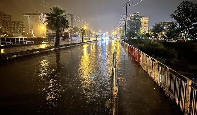 Hatay'da sağanak nedeniyle 2 ilçede eğitime ara verildi