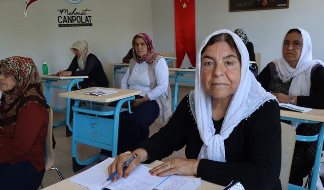 Hollanda'dan tatil için memleketine gelen kadın, 69 yaşında okuma yazma öğrendi