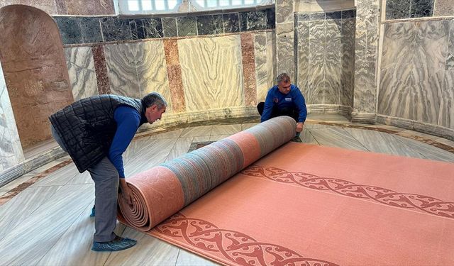 İbadete açılan Kariye Camii'nin halısı Demirci'de dokundu