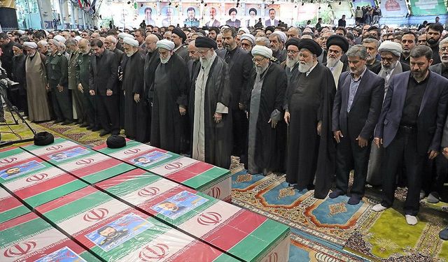 İran Cumhurbaşkanı Reisi'nin cenaze namazını ülke lideri Hamaney kıldırdı