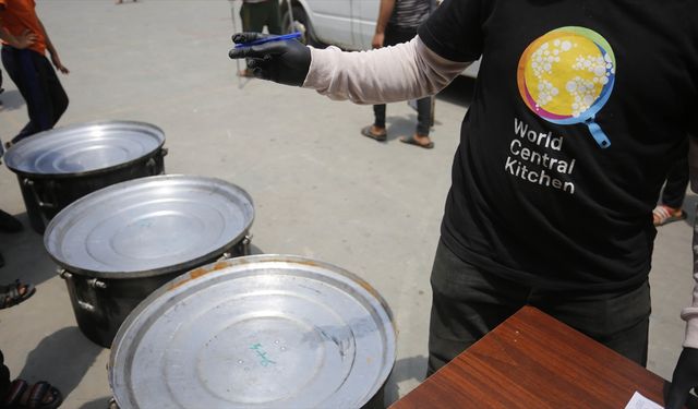 İsrail'in saldırdığı Dünya Merkez Mutfağı (WCK) Gazze'de yeniden yemek dağıtımına başladı