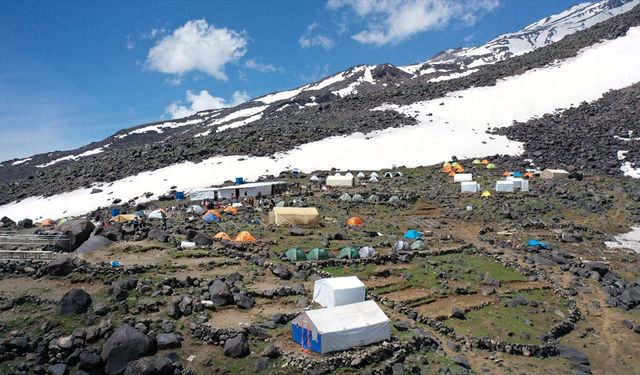 Bir yanı kar bir yanı bahar Ağrı Dağı havanın ısınmasıyla doğa tutkunlarını ağırlıyor