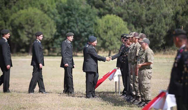 Çanakkale'de Mehmetçikler, kışlada komutanları ve silah arkadaşlarıyla bayramlaştı