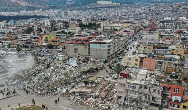 Depremde yıkılan apartmanın müteahhidi yan binayı, şantiye şefi müteahhidi suçladı