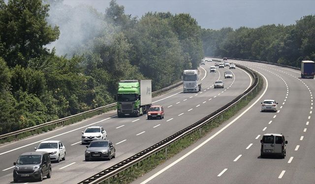 Dönüş yolundaki tatilcilerin Anadolu Otoyolu'ndan geçişleri sürüyor