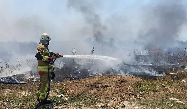 Düzce'de çöplükten tarlalara sıçrayan yangın kontrol altına alındı