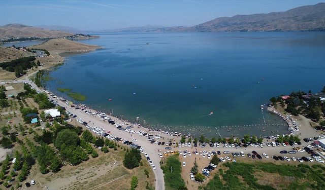 Elazığ'da Hazar Gölü'nde bayram yoğunluğu yaşanıyor