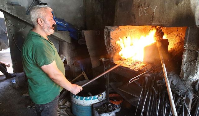 Hatay'da demirci ustaları bayramda kepenklerini kelle ütmek için açtı