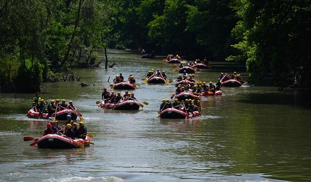 Hava sıcaklığının 30 derece ölçüldüğü Düzce'de maceraseverler rafting yaparak serinledi