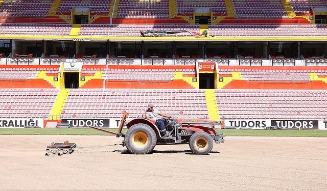 Kayserispor'un stadına UEFA ve FIFA standartlarına uygun çim serimi yapılıyor