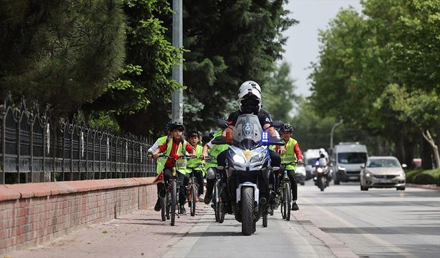 Konya'da okula bisikletle konvoy halinde giden öğrencilere zabıtalar eşlik ediyor