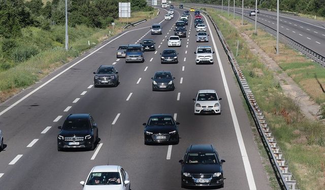 Kurban Bayramı'nın ilk gününde Anadolu Otoyolu Bolu kesiminde akıcı yoğunluk yaşanıyor