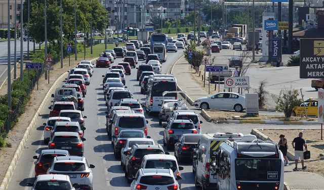 Kuzey Ege'nin tatil merkezlerinde trafikte bayram yoğunluğu