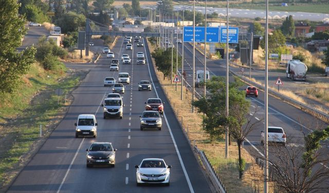 Tatilciler dönüş yolunda yoğunluk oluşturuyor