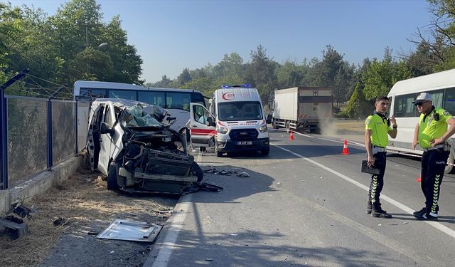 Tekirdağ'da işçi servisi ile panelvanın çarpışması sonucu 2 kişi öldü, 9 kişi yaralandı