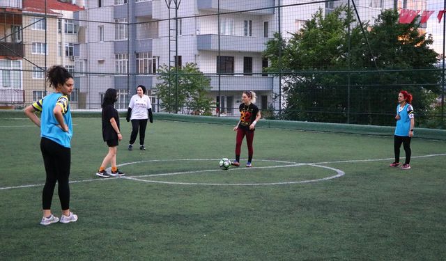 Tekirdağ'da kadınlar halı sahada top koşturuyor