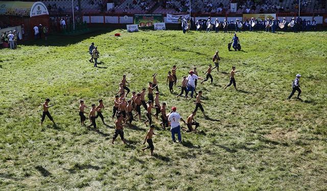 663. Tarihi Kırkpınar Yağlı Güreşleri'nin üçüncü gün müsabakaları başladı