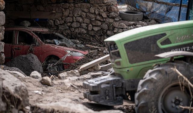 Erzurum kırsalında sel nedeniyle ev ve ahırlar yıkıldı, araçlar zarar gördü