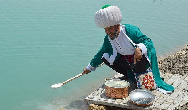 Eskişehir'in temsili "Nasreddin Hoca"sı göle maya çaldı