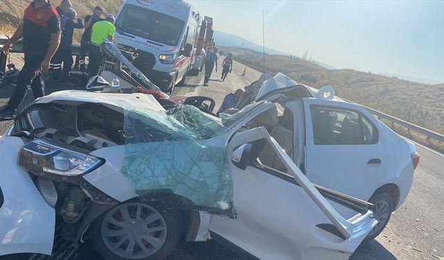 Gaziantep'te otomobilin tıra çarpması sonucu 1 kişi öldü, 6 kişi yaralandı